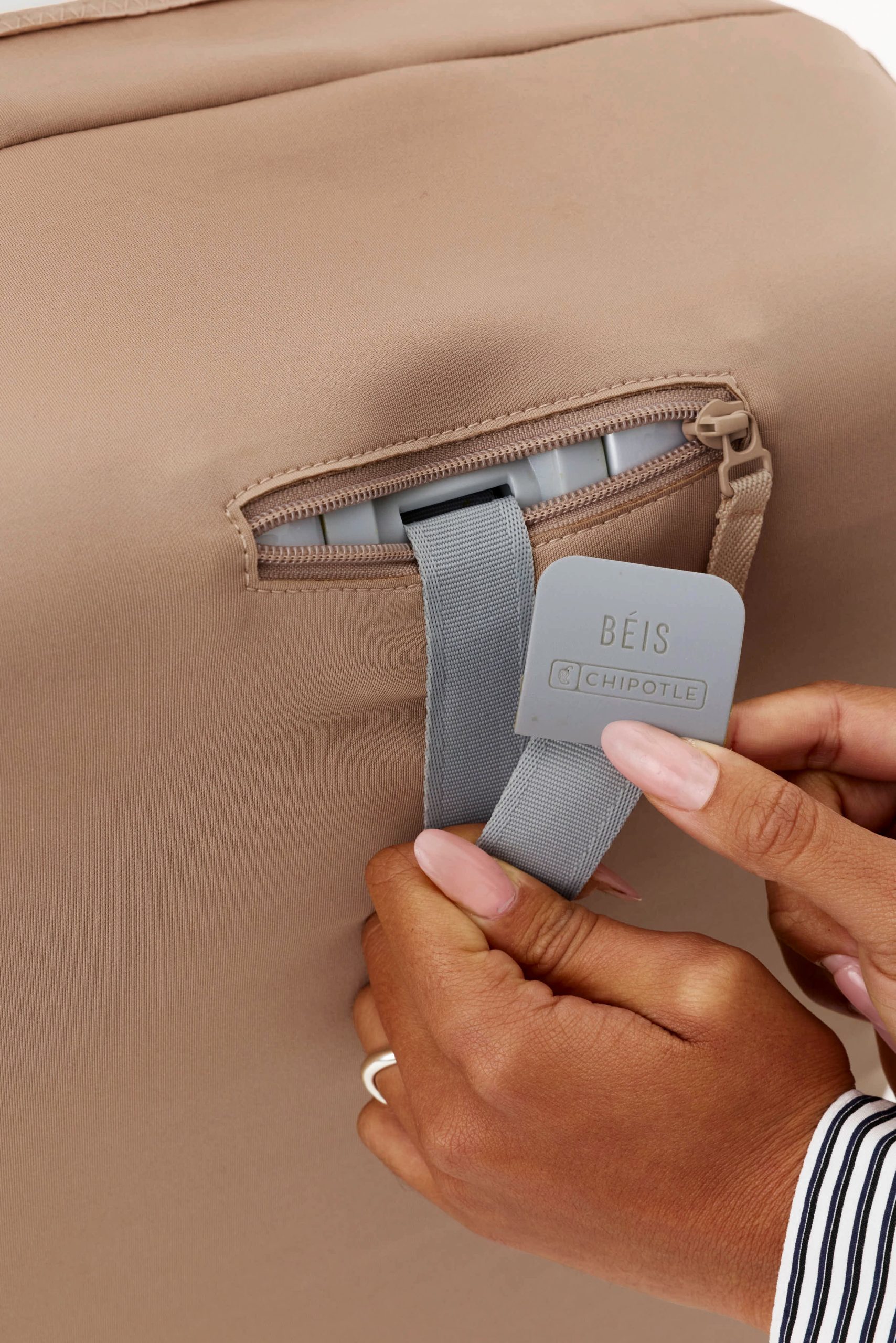BEIS165201-TheBEISxChipotleCarryOnLuggageCover-KraftTan-Details_0473_V1_d6f8c8da-2768-4ad0-84b9-1df227275e99.jpg