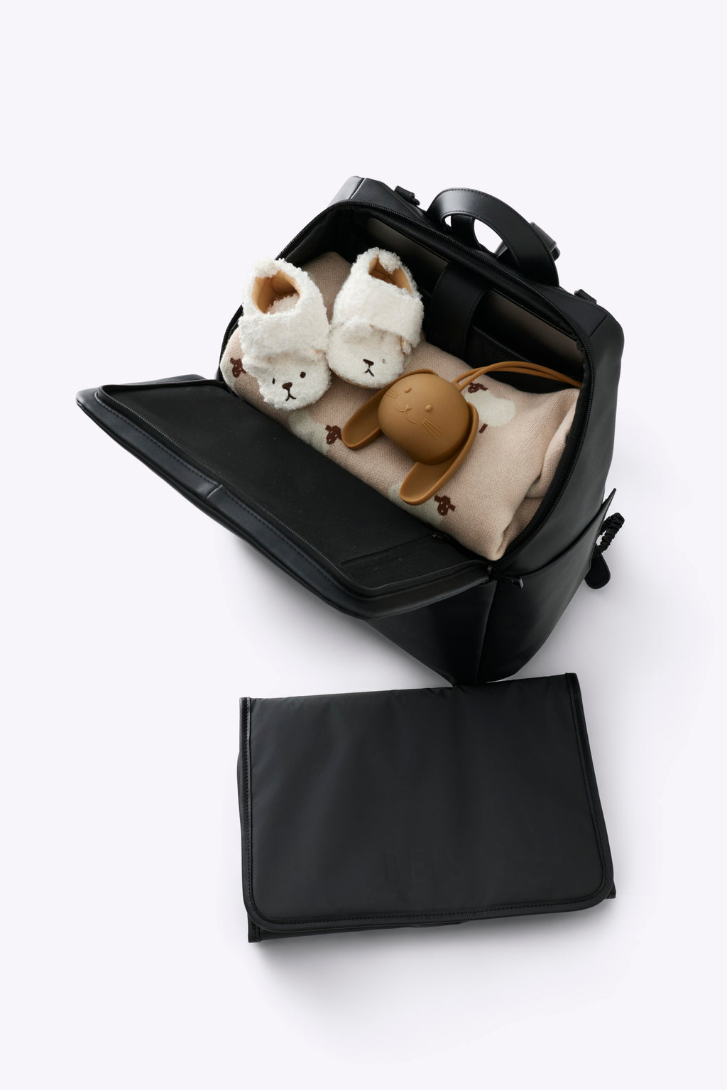 BEIS171501-TheEverydayDiaperBackpack-BlackVeganLeather-Details-0477_1024x.jpg