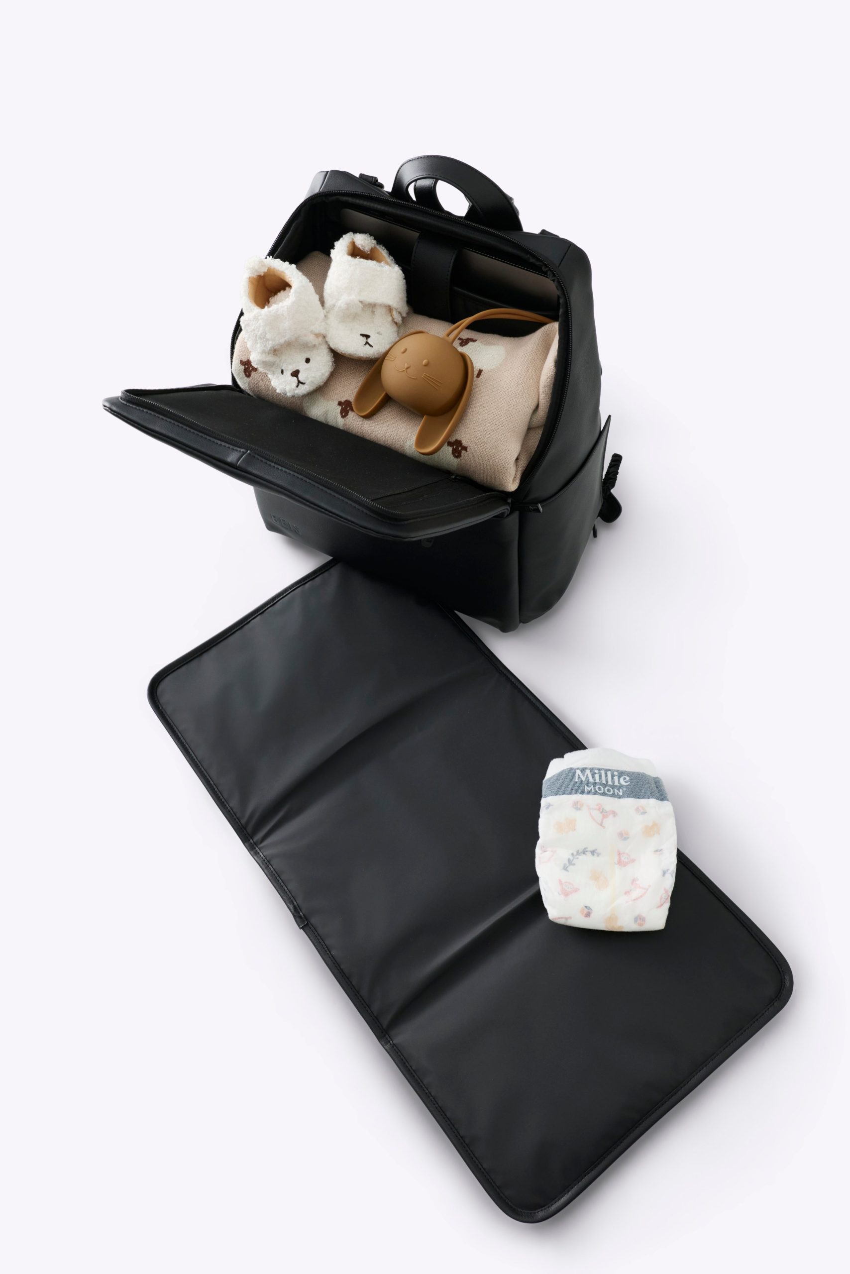 BEIS171501-TheEverydayDiaperBackpack-BlackVeganLeather-Details-0481_e09582f1-9280-4e46-bee6-9a9af565cfb8.jpg