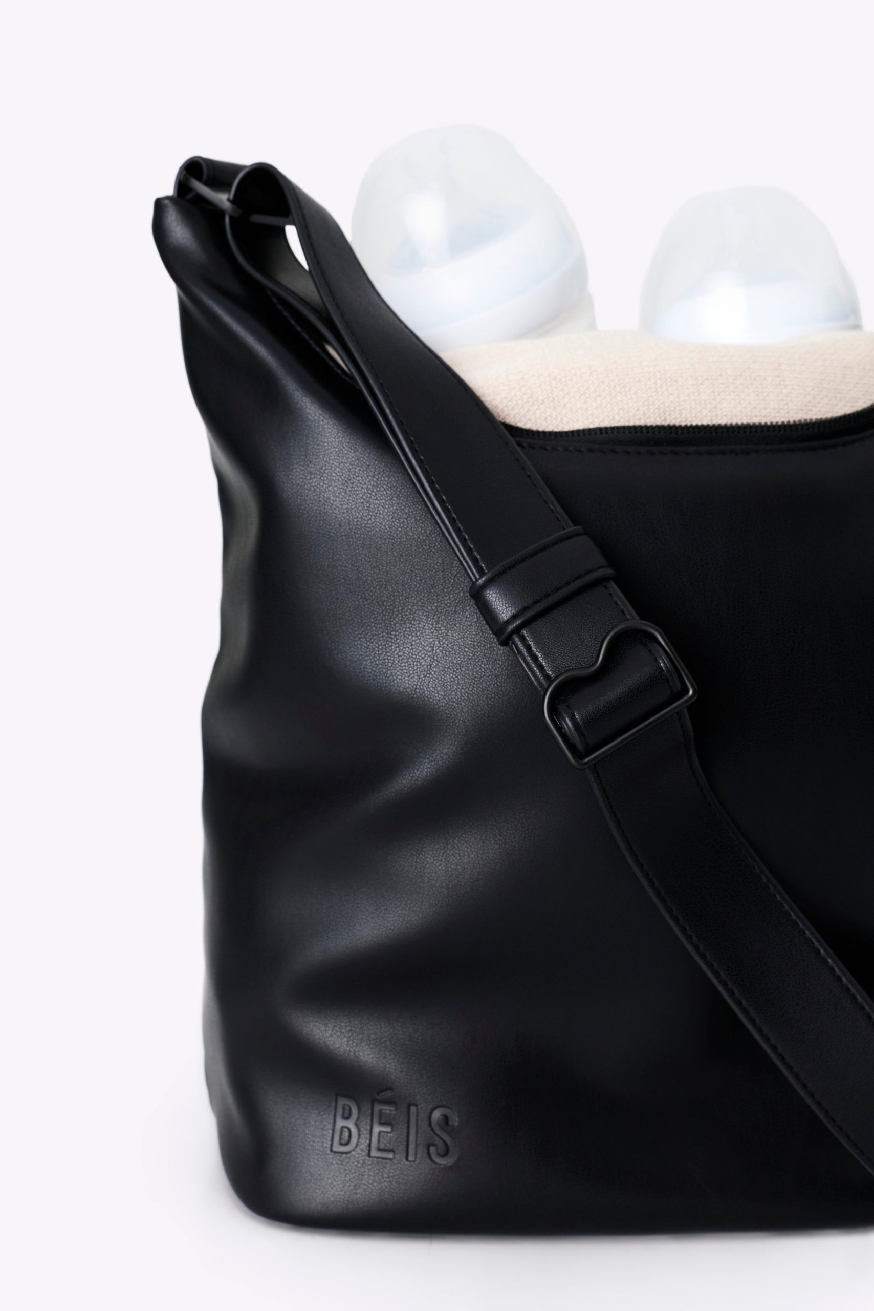 BEIS171801-TheBottleCooler-Black-Details-0624_ff9f861f-91ce-412a-9136-fbd463b35296.jpg