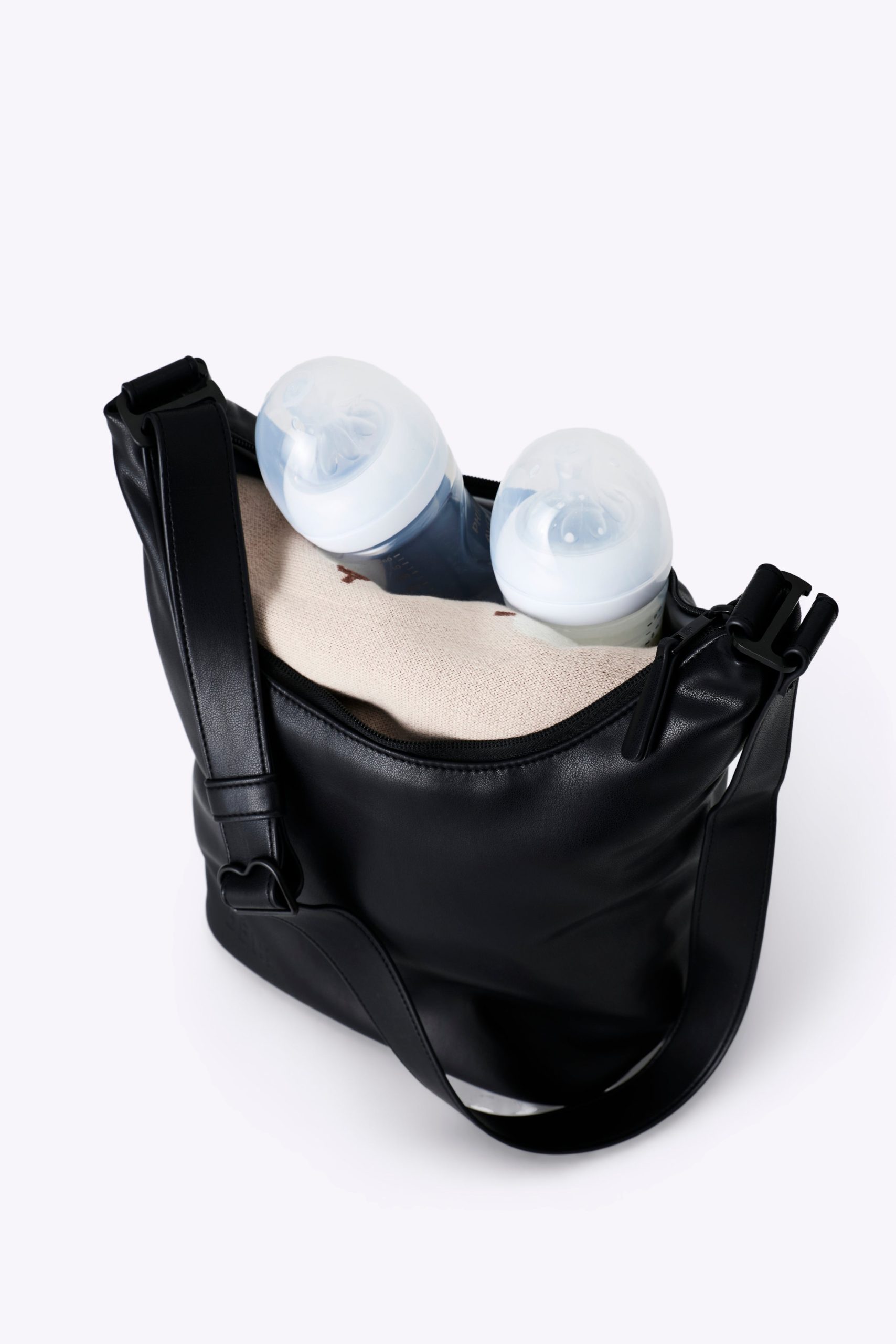 BEIS171801-TheBottleCooler-Black-Details-0625_cbf15c35-e644-4934-8a05-55aab46bc2c0.jpg