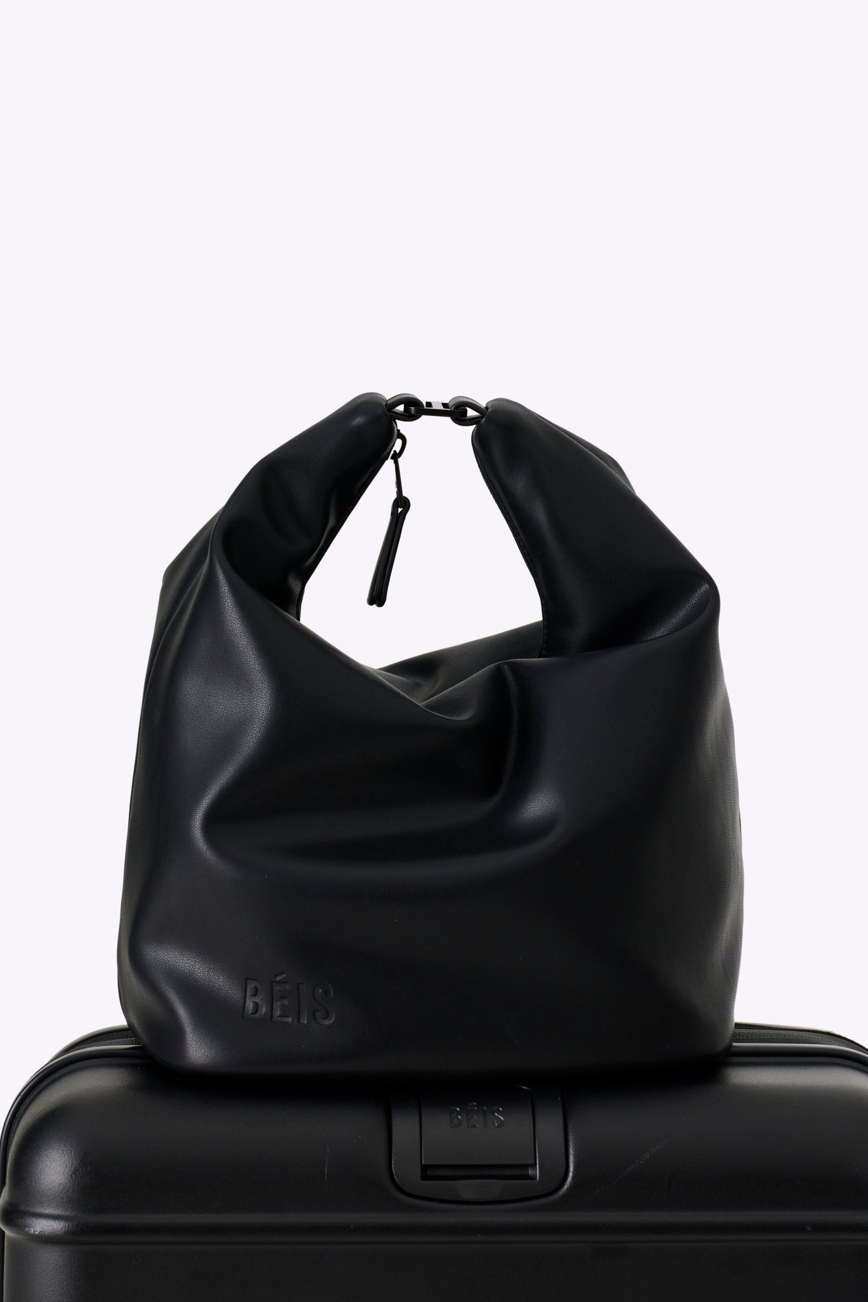 BEIS171801-TheBottleCooler-Black-Details-0761_09588457-8aaf-48c3-a9f3-e85428ff10fb.jpg