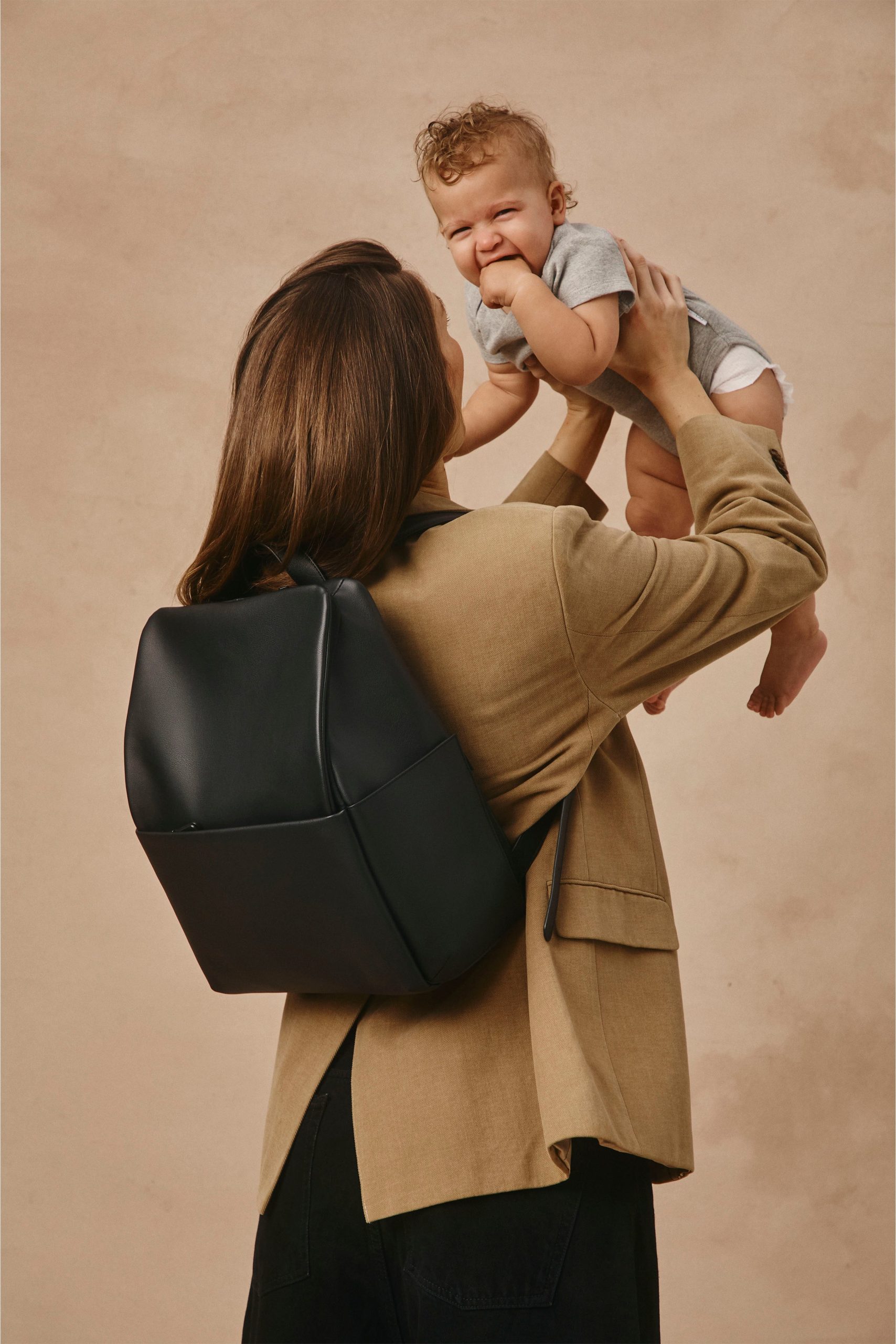 BEIS171902-ThePacifierHolder-Hoppy-Details-0651_0000_BEIS_PARENT_07_EVERYDAY_DIAPER_PU_BLACK_0461.jpg