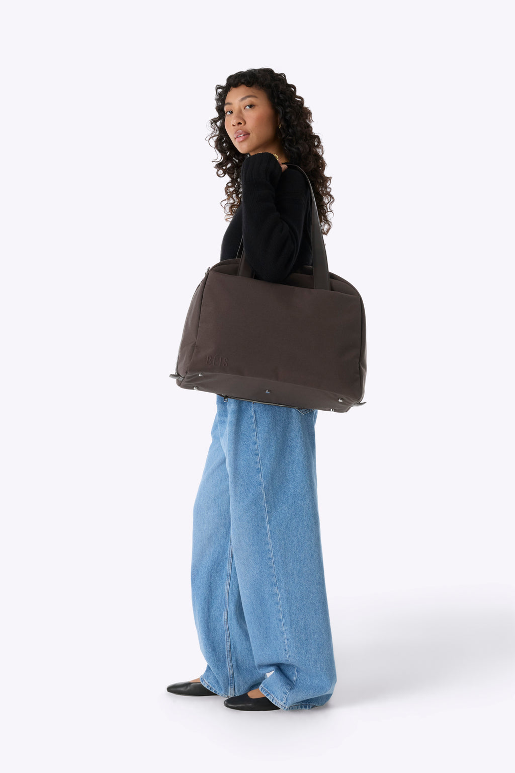 BEIS177002-TheLeatherTrimDuffle-Espresso-Model-0469_1024x.jpg