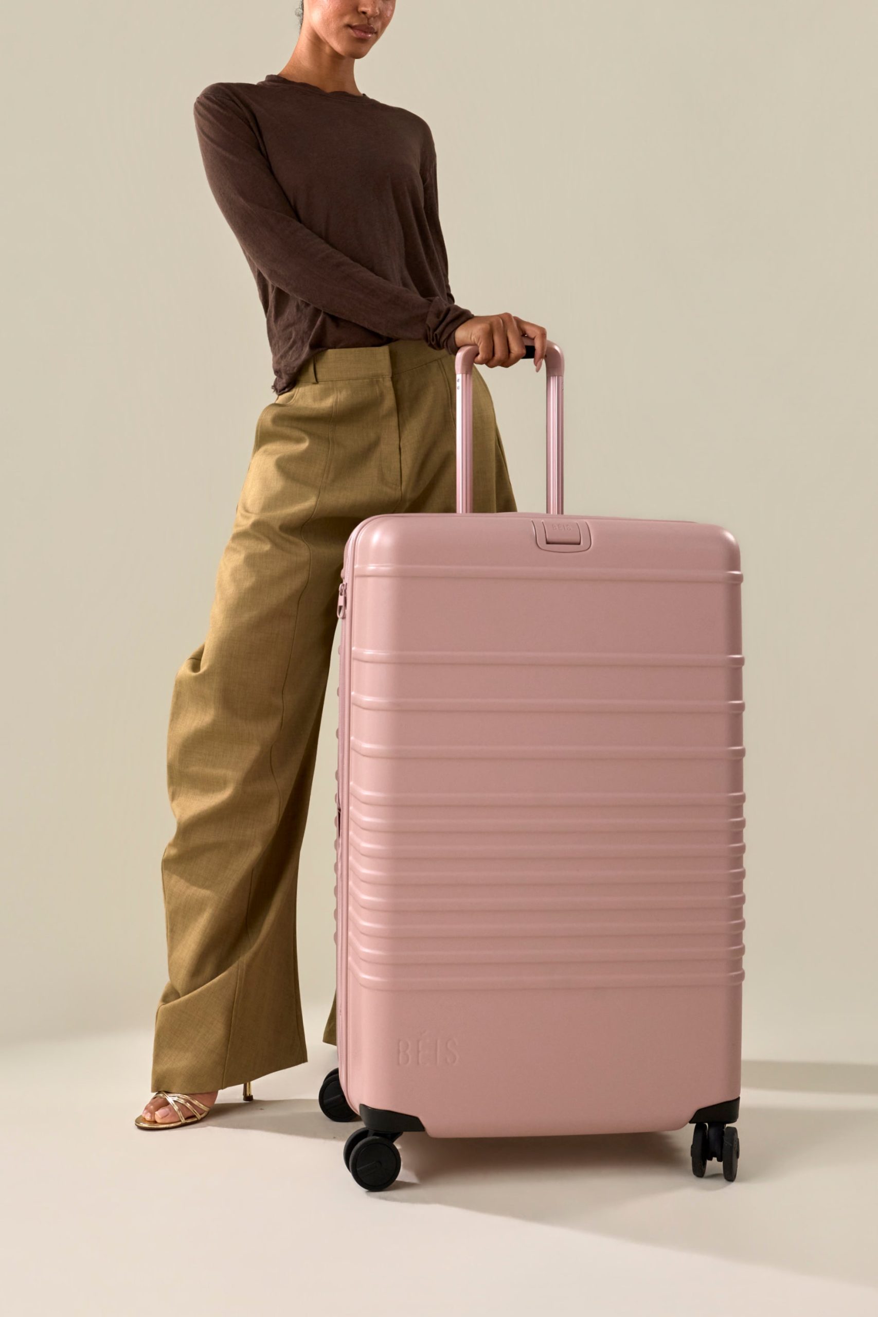 BEIS181105-TheLargeCheckInRoller-AtlasPink-Model-2702_1.jpg