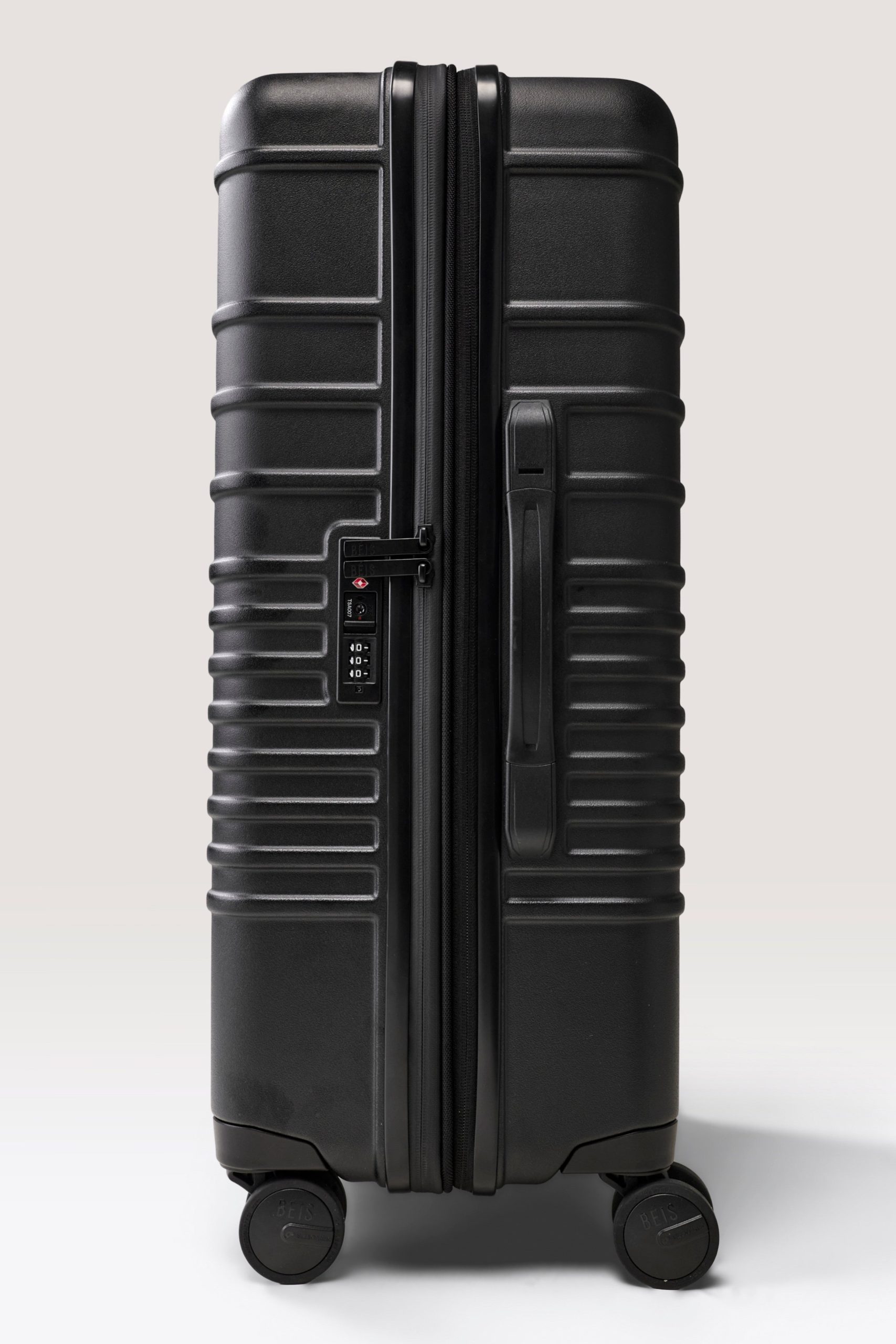 BEIS181402-TheMediumCheckInRoller-Black-Details_0336_5f6a4f88-48ae-4ae2-a892-a2b4d66e5309.jpg