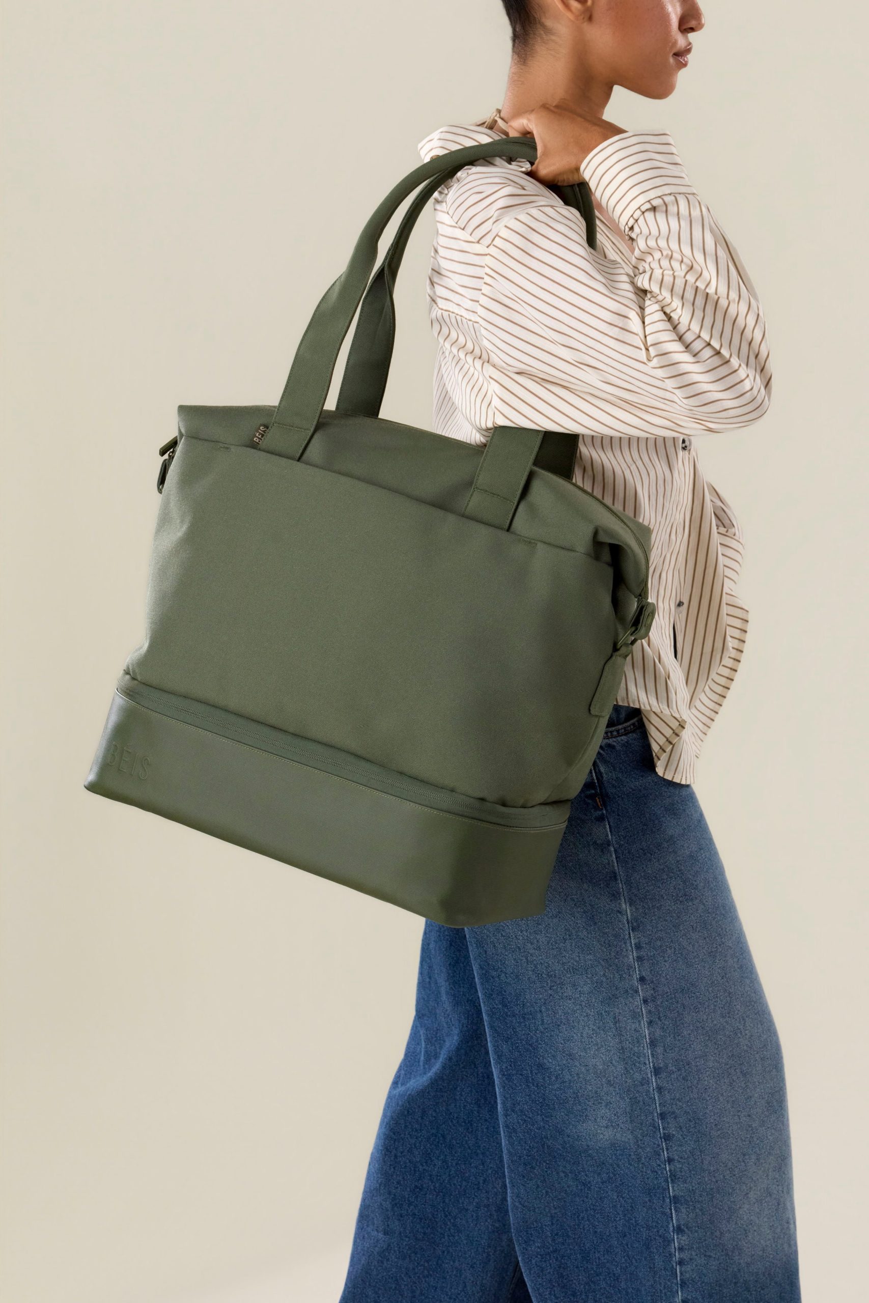 BEIS181503-TheMiniWeekender-Olive-Model-3437_e020dde7-b2d9-4dcf-b377-46c09f253d8a.jpg