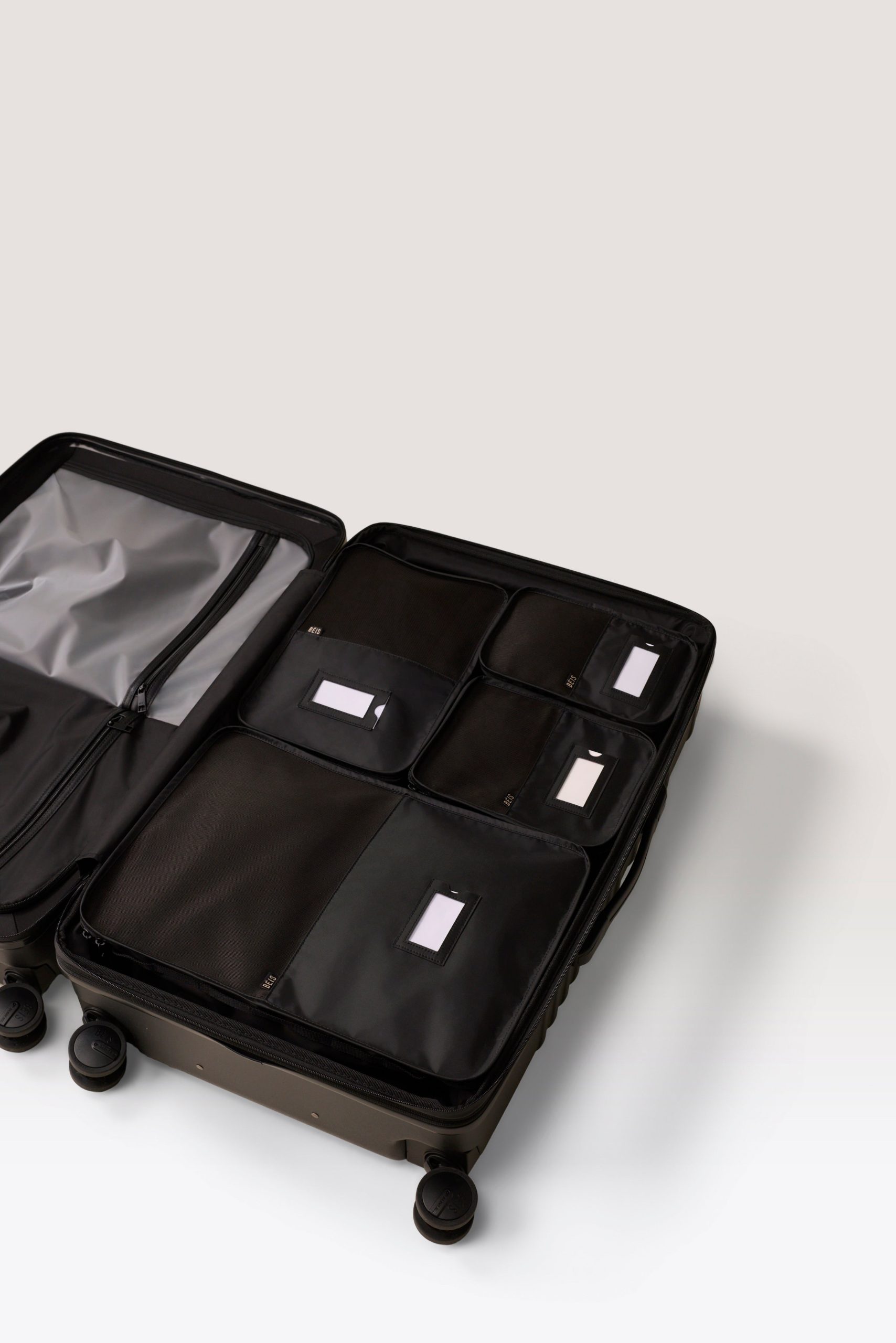 BEIS181901-ThePackingCubeAllSizes-Black-Details-0240_c279c16d-3092-4f0d-ab12-70795f6a36cf.jpg