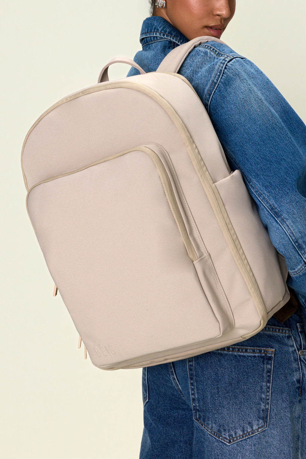 BEIS182101-TheTravelBackpackReno-Beige-Model-26_1024x.jpg