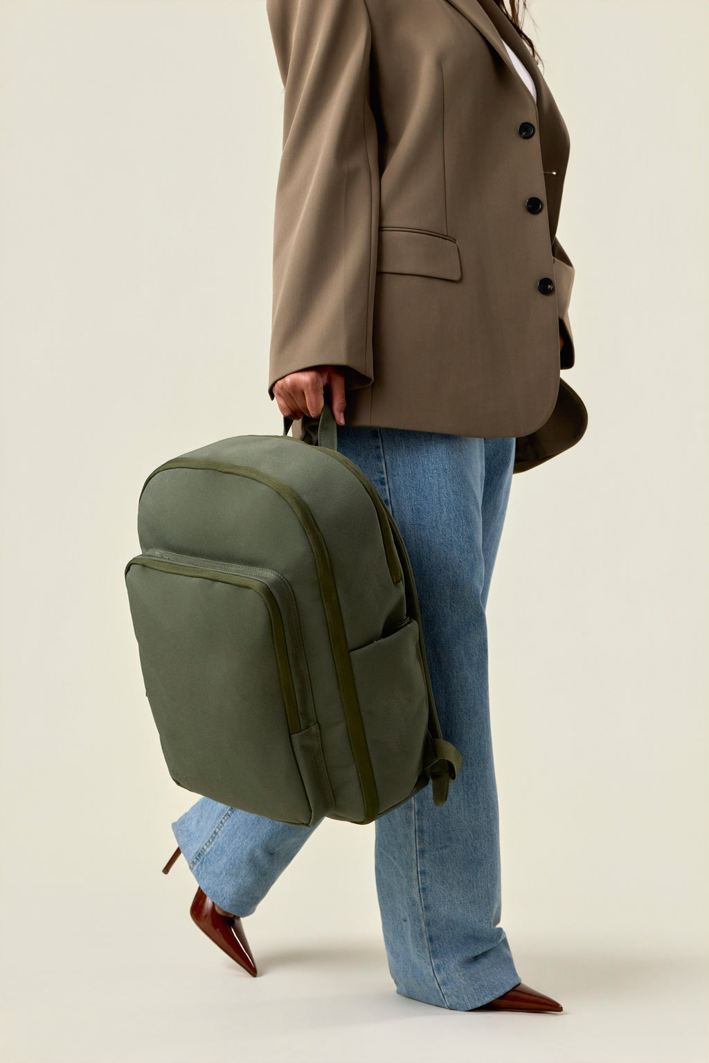 BEIS182103-TheTravelBackpackReno-Olive-Model-2076_1024x.jpg