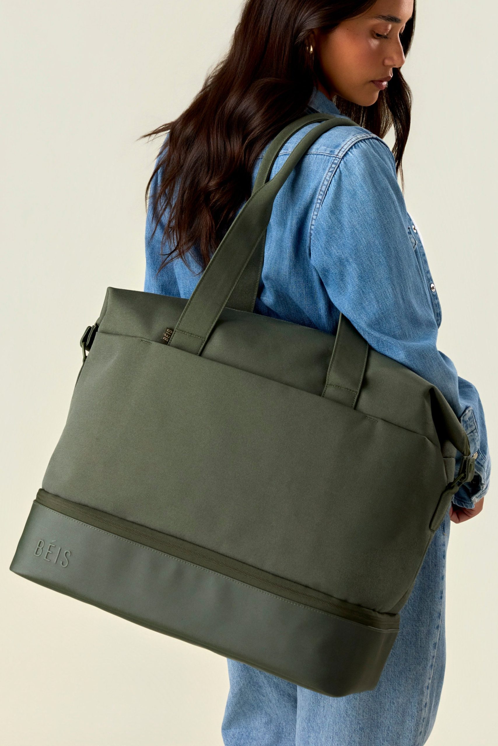 BEIS182403-TheWeekender-Olive-Model-12_2dbc4f9f-c093-40ee-ab5f-8f41f0056f17.jpg