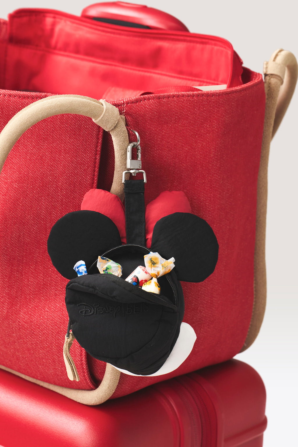 BEIS186701-TheMinnieMouseCharmPouch-Black-Details-0374_1024x.jpg