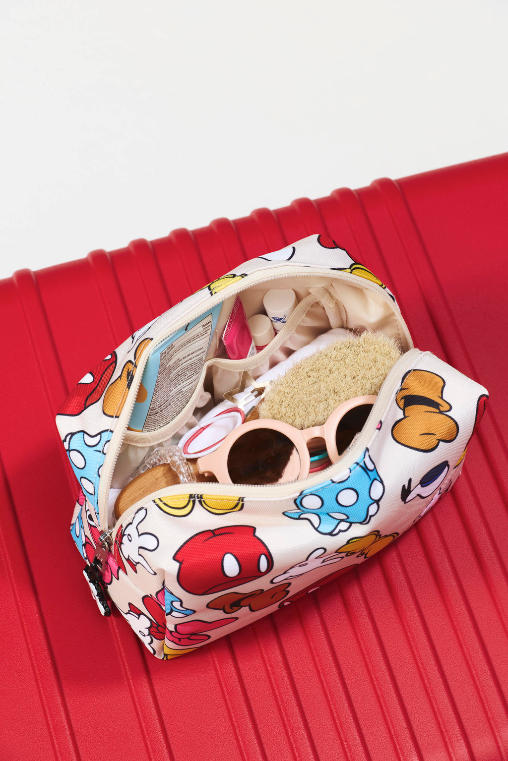 BEIS186801-TheDisneyTravelPouch-MickeyFriends-Details-0396_1024x.jpg