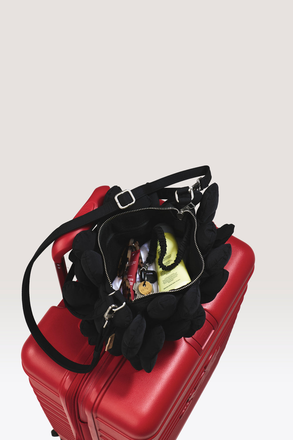 BEIS187302-TheMinnieMouseBowHandbag-Black-Details-0493_1024x.jpg