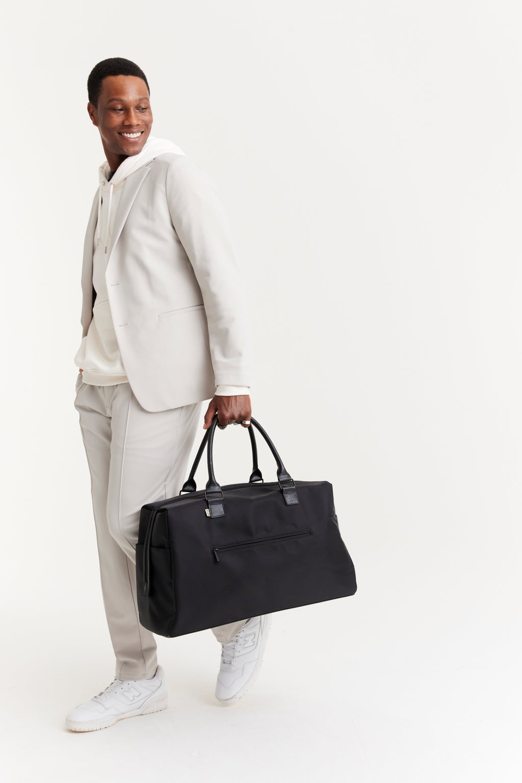 BEIS323435-Overnighter-Black-Model-2358_1024x.jpg