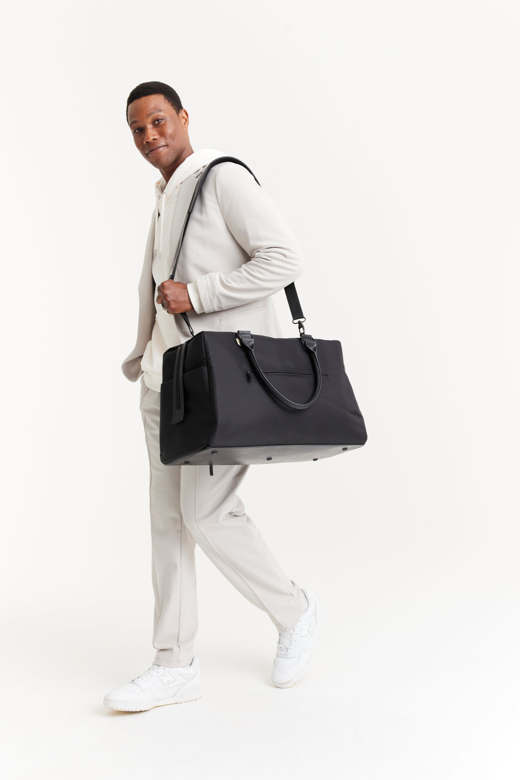 BEIS323435-Overnighter-Black-Model-2462_1024x.jpg