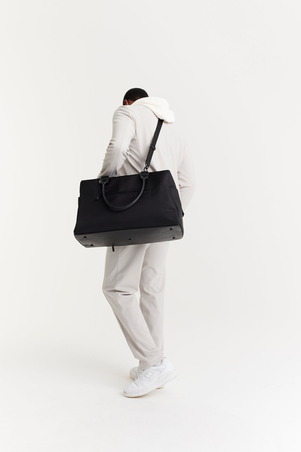 BEIS323435-Overnighter-Black-Model-2507_1024x.jpg