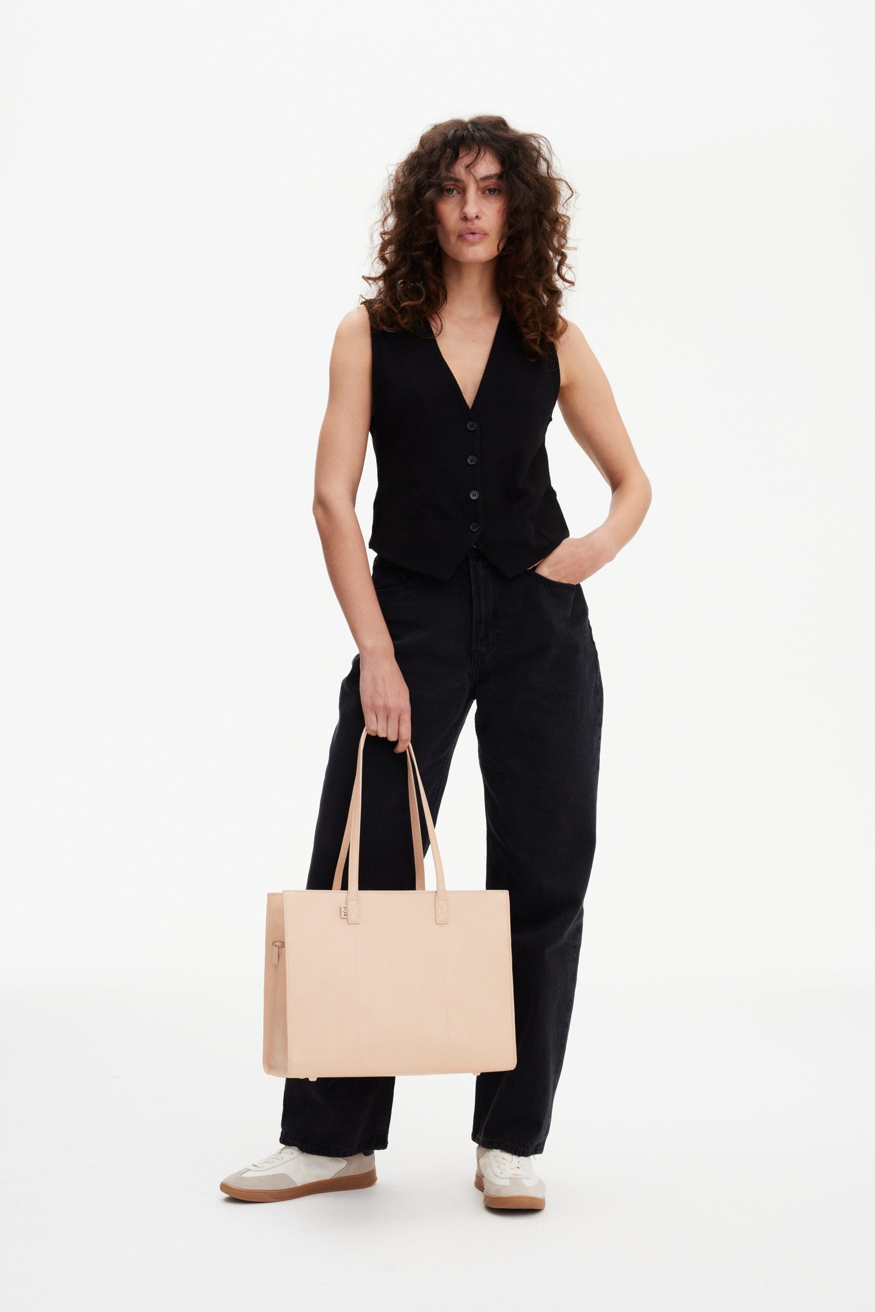 BEIS324651-WorkTote-Beige-Model_1097.jpg