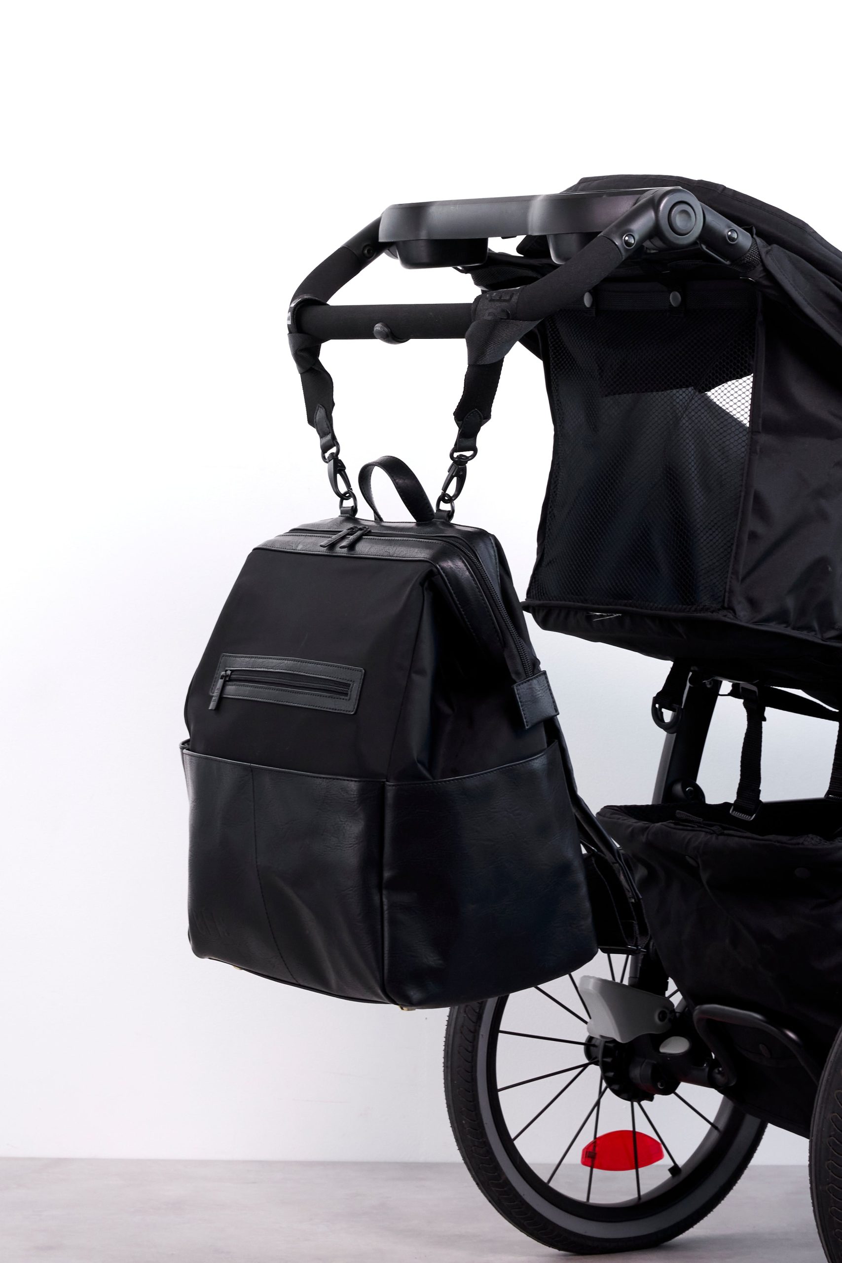 Beis_DiaperBackpack_Black_Detail0030.jpg