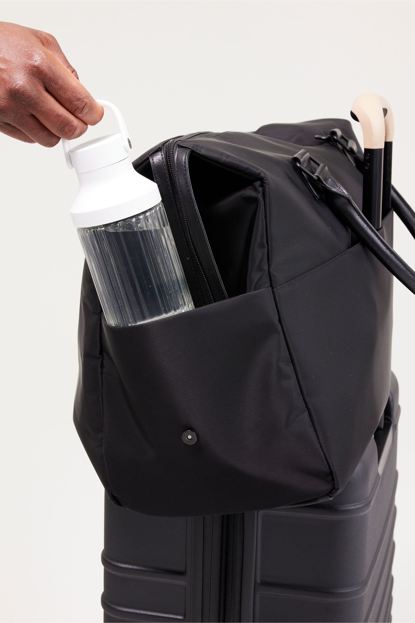 Untitled-1_0000s_0148_BEIS323435-Overnighter-Black-details-2622.jpg