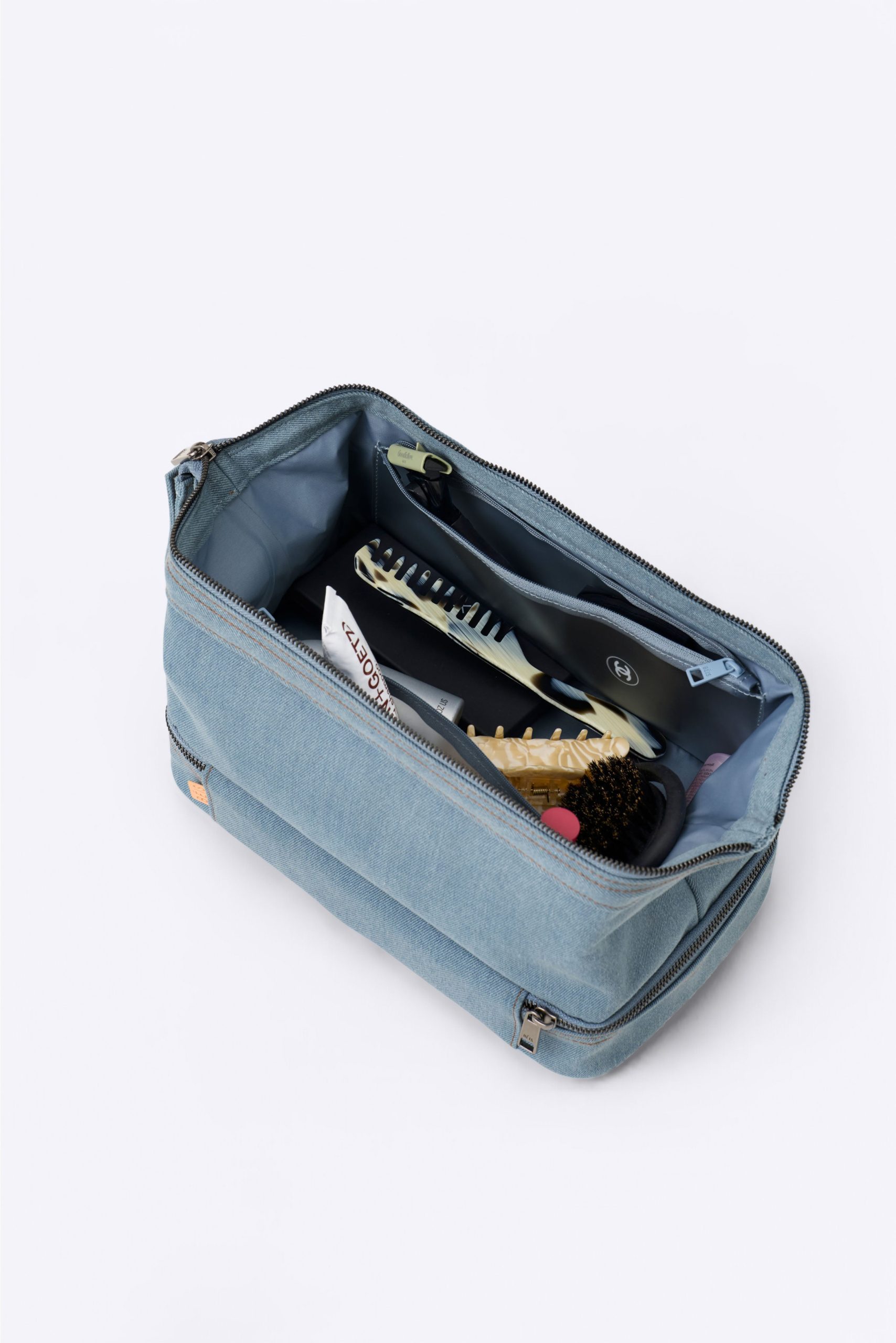gapproduct_0005_BEIS146101-GapXTheHoboBag-DenimBlue-Product_0059_V2_0008_BEIS145601-GapXTheDoppKit-DenimBlue-Details_109.jpg