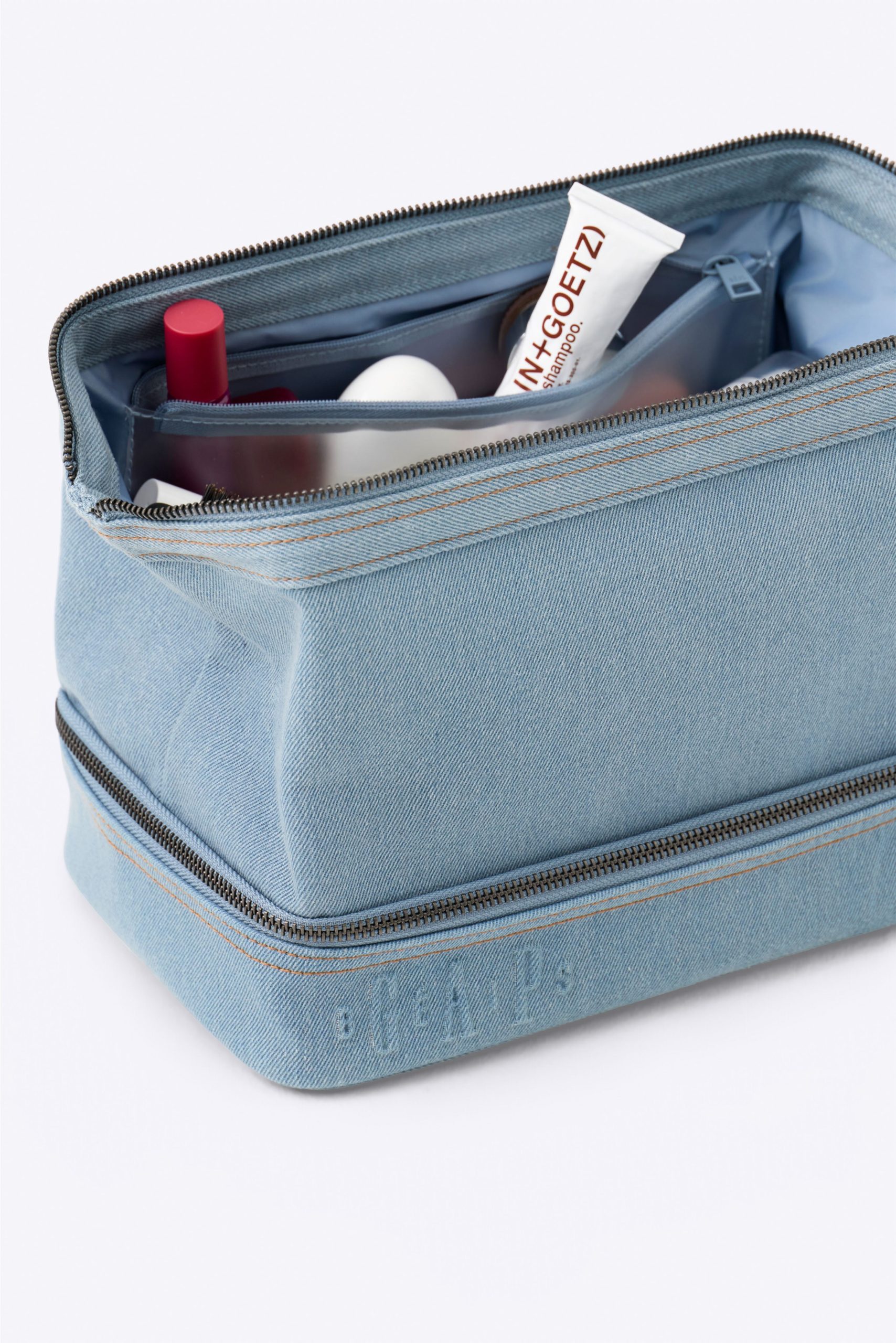 gapproduct_0005_BEIS146101-GapXTheHoboBag-DenimBlue-Product_0059_V2_0009_BEIS145601-GapXTheDoppKit-DenimBlue-Details_109.jpg